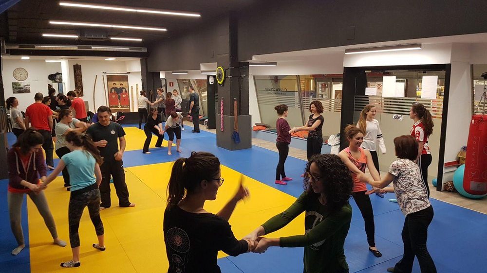Ejercicio por parejas en clase de defensa personal femenina