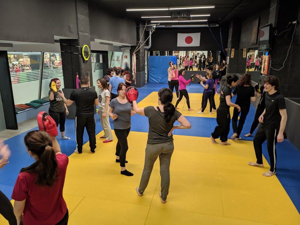 Clase de defensa personal para mujeres en el tatami del club