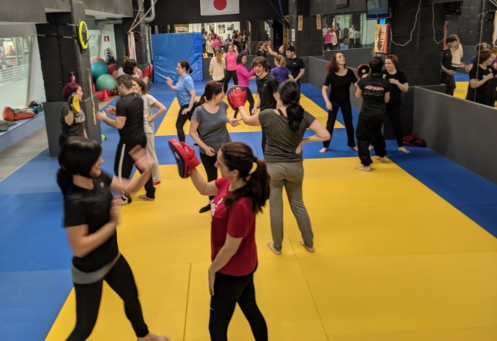 Instructor guiando una práctica de defensa personal